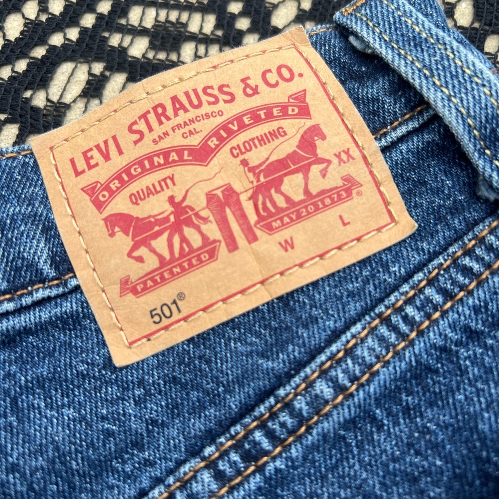 NWOT Levi’s 501 HighRise Button Fly Cutoff Denim Shorts Dark Blue Indigo Wash 25 - Picture 4 of 11